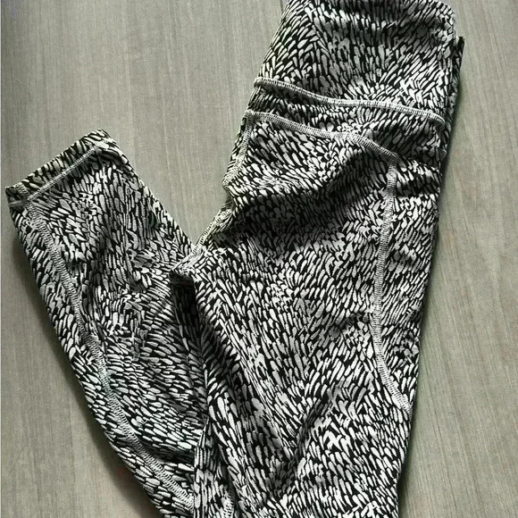 NWOT athleta crop pocket leggings - Picture 2 of 2